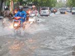 diguyur-hujan-deras-sejak-semalam-jalan-protokol-di-pusat-kota-indramayu-digenangi-banjir.jpg