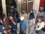 disambut-isak-tangis-keluarga-4-wanita-korban-tppo-di-papua-tiba-di-sukabumi.jpg
