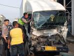 Detik-detik Truk Box Hantam Tronton Mogok di Weru Cirebon, Sopir Asal Klaten Dilarikan ke RS