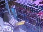 emak-emak-curi-minyak-goreng-di-7-minimarket-di-madiun-terekam-cctv-hasil-curian-dijual-lagi.jpg