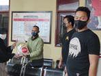 emak-emak-tertangkap-basah-akan-mencuri-di-sukabumi-akhirnya-dipulangkan-polisi.jpg
