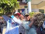 POTRET Petani Ciparay Hadiahi Kacang Tanah untuk Bupati dan Wabup Majalengka, Ini Filosofinya