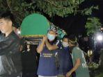 guru-ati-rohaeni-dimakamkan-722022.jpg