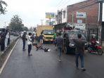 hindari-emak-emak-seorang-pengendara-tertabrak-truk-hingga-tewas-di-karawang.jpg