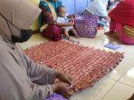 ibu-di-majalengka-ini-ajarkan-cara-buat-tikar-dari-bungkus-kopi-bantu-kurangi-limbah-plastik.jpg