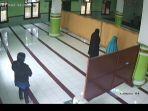 ibu-ibu-curi-dompet-di-masjid-terekam-cctv-1.jpg