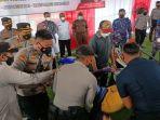 istri-dari-apip-terima-hadiah-sepeda-motor-dari-kapolda-jabar.jpg