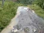 jalan-rusak-di-desa-rambatan.jpg