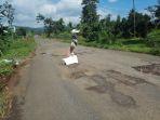 jalan-rusak-di-kuningan.jpg