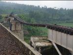 jembatan-kereta-api-rusak.jpg