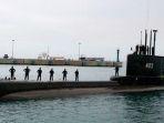 kapal-selam-kri-nanggala-402-berlayar-mendekati-dermaga-indah-kiat-di-kota-cilegon.jpg