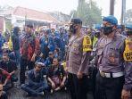 kapolres-kuningan-hujan-hujanan.jpg