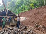 kapolsek-maja-tinjau-lokasi-longsor.jpg