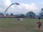 Detik-detik 2 Pilot Paralayang Mendarat di Stadion Ahmad Yani Sumedang Disambut Sorak Suporter Bola