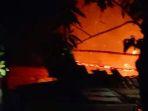 kebakaran-rumah-milik-sunada-di-indramayu-29122021.jpg