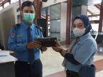 kejujuran-halimah-cleaning-service-penemu-cek-rp-355-miliar-di-dompet-tertinggal-di-bandara-soehat.jpg