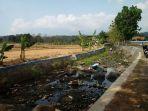 Musim Hujan Tak Kunjung Datang, Warga di Cirebon Manfaatkan Saluran Irigasi yang Kering dan Kotor