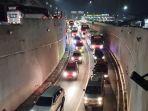 kepadatan-kendaraan-di-exit-tol-Cileunyi-742024-malam.jpg