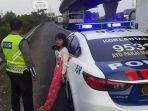 kernet-po-bus-tega-seorang-anak-perempuan-diturinin-di-pinggir-tol-jakarta-cikampek.jpg