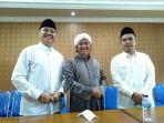 kh-asep-maoshul-serahkan-dukungan-ke-iwan-dan-iip.jpg