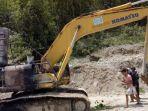 kkb-bakar-alat-berat-proyek-jalan-trans-papua-pembangunan-dihentikan-sementara.jpg
