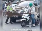 langgar-lalu-lintas-pengendara-fortuner-nekat-seruduk-polisi-di-jalanan-videonya-viral.jpg