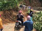 longsor-di-ruas-jalan-yang-menghubungkan-desa-cibunutpanyaweuyan1.jpg