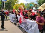 mahasiswa-demo-di-gedung-dprd-indramayu.jpg