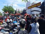 massa-blokade-gedung-juang-45-surabaya.jpg