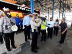 membagikan-masker-kepada-penumpang-bus1.jpg