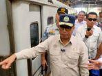 menhub-budi-karya-sumadi-di-stasiun-cirebon.jpg