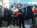 menhub-ri-budi-karya-sumadi-saat-menyalurkan-bantuan-di-terminal-tipe-a-harjamukti1.jpg