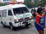 mobil-ambulan-ditabrak-emak-emak-di-semarang-hingga-kaca-mobil-pecah.jpg