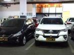 mobil-mewah-terparkir-di-dpr-ri-pelat-nomor-sama.jpg