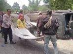 mobil-pikap-pengangkut-kanopi-terguling-di-tanjangan-pangantend.jpg
