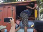 nekat-mudik-seorang-pria-sembunyi-di-mobil-boks-dengan-sepeda-motornya-dipaksa-putar-balik.jpg