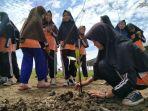 para-pelajar-saat-melakukan-aksi-penanaman-mangrove-di-kawasan-pantai-plentong.jpg