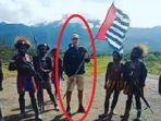 penampakan-pria-bule-bersama-kkb-papua-kibarkan-bendera-bintang-kejora-identitasnya-masih-misterius.jpg