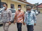 pengurus-dkm-masjid-at-thohirul-anwar-saat-melapor-ke-polres-indramayu.jpg