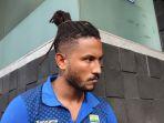 penyerang-andalan-persib-bandung-wander-luiz-mengubah-gaya-rambutt.jpg