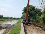 perbaikan-tanggul-jebol-di-desa-indramayu.jpg