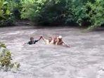 perjuangan-5-orang-guru-seberangi-sungai-deras-demi-temui-murid-muridnya-di-ntt-viral.jpg