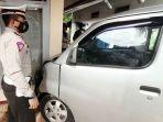 petugas-memeriksa-mobil-gran-max-yang-tabrak-nenek-dan-cucu.jpg