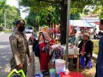 petugas-satpol-pp-kabupaten-cirebon-saat-mengingatkan-pkl.jpg