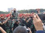 pilih-makan-bareng-pasukan-usai-pimpin-apel-di-monas-ksad-dudung-biar-sama-dengan-yang-lain.jpg