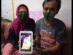 pipin-dan-unung-memperlihatkan-foto-bayi.jpg