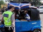 polantas-menghentikan-bajaj-biru-yang-mengangkut-darso.jpg