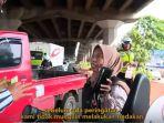 polisi-dimarahi-emak-emak.jpg