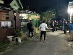 polisi-olah-tkp-irt-tewas-di-teras-rumah-cirebon-2.jpg