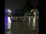 pria-minta-tolong-terendam-banjir.jpg